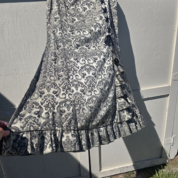 Maxi/mermaid greenish gold, black side lace up with ruffle flair - Picture 3 of 4